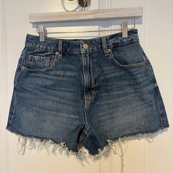 Dynamite Ella Organic Cotton High Rise Cutoff Mom Jean Shorts – Size 27 - Picture 2 of 8